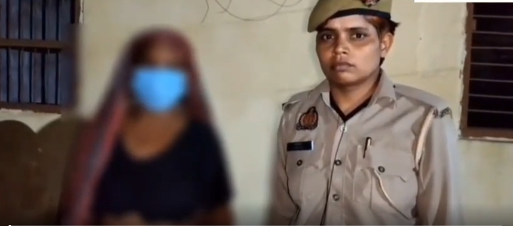 पुलिस हिरासत में मां मुन्नी देवी पुलिस हिरासत में मां मुन्नी देवी