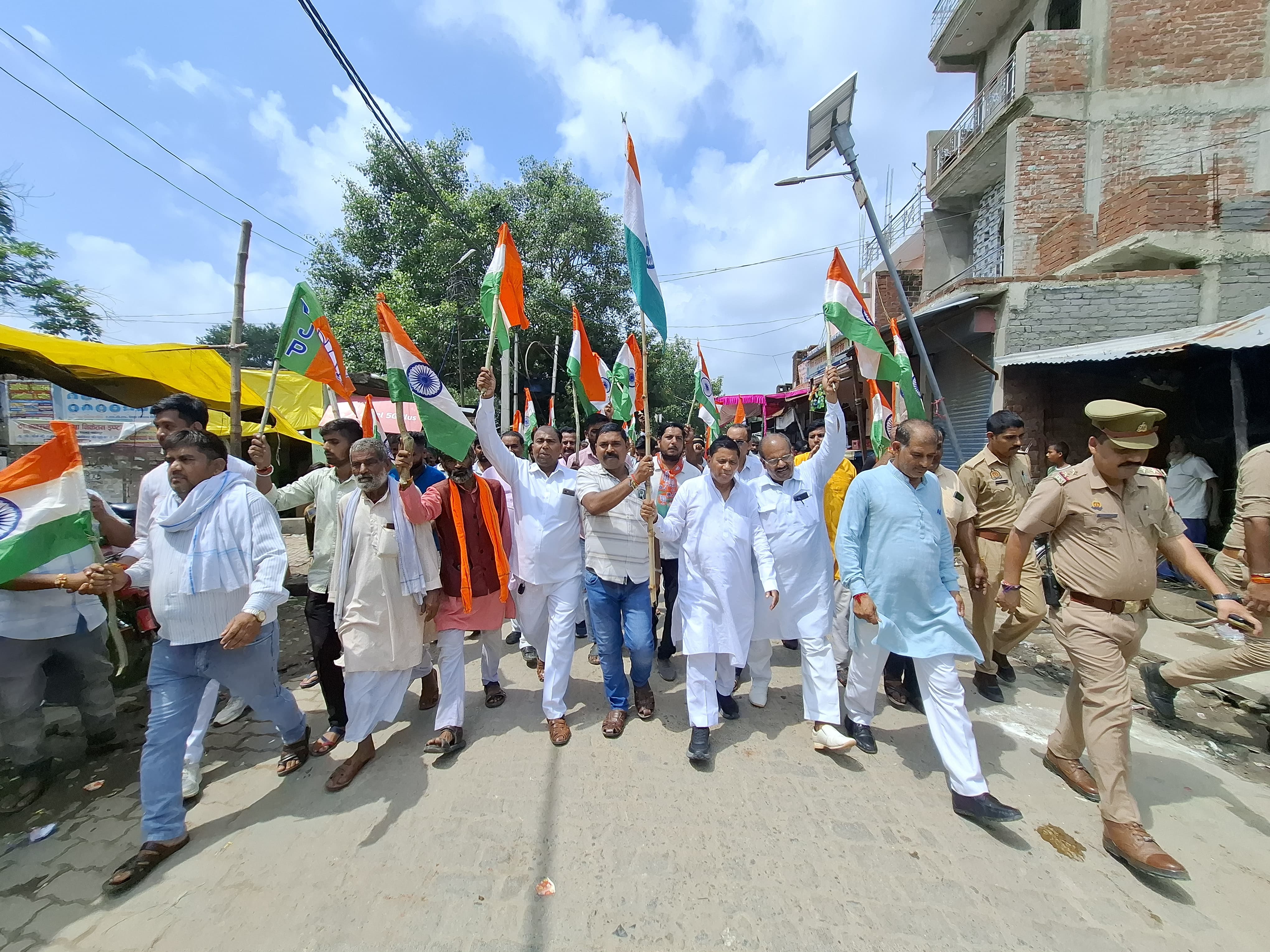 तिरंगा यात्रा का नेतृत्व करते भाजपा विधायक राजेन्द्र सिंह पटेल तिरंगा यात्रा का नेतृत्व करते भाजपा विधायक राजेन्द्र सिंह पटेल
