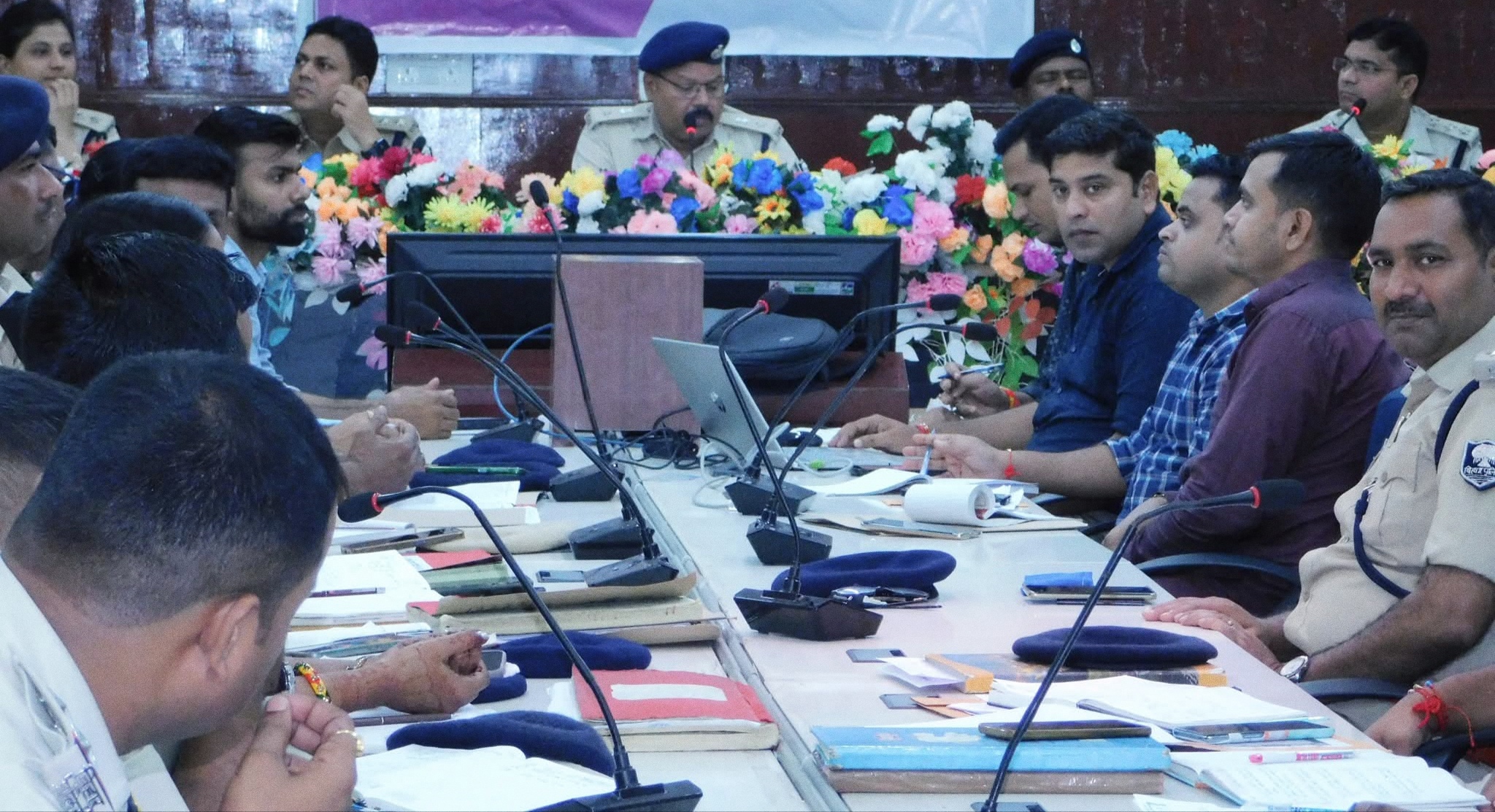 अररिया फोटो:एसपी क्राइम मीटिंग में पुलिस अधिकारी अररिया फोटो:एसपी क्राइम मीटिंग में पुलिस अधिकारी