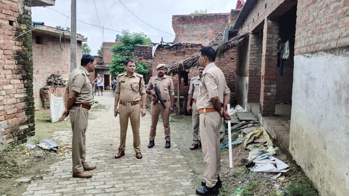 घटना स्थल पर पुलिस टीम