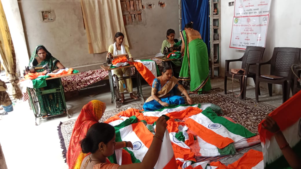 स्वयं सहायता समूह की महिलाएं तिरंगा बनाती हुई