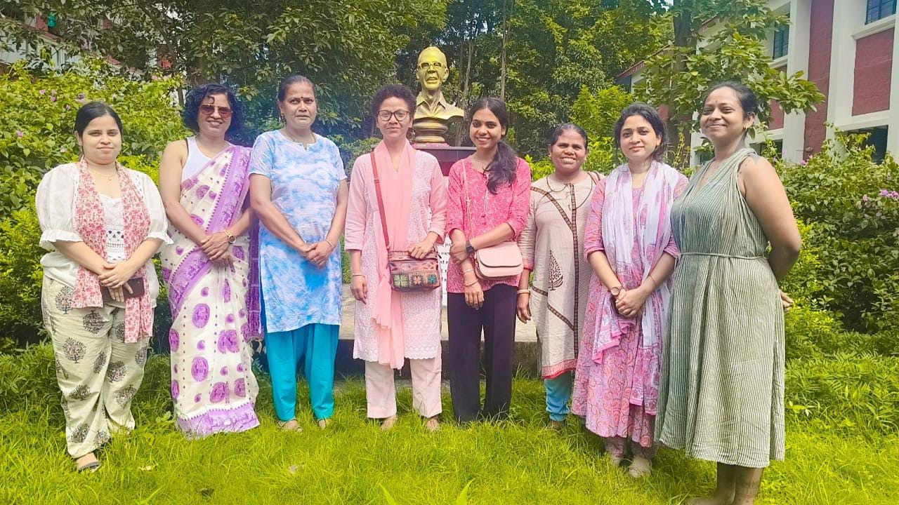 बैठक में शामिल आदिवासी समूह की महिलाएं