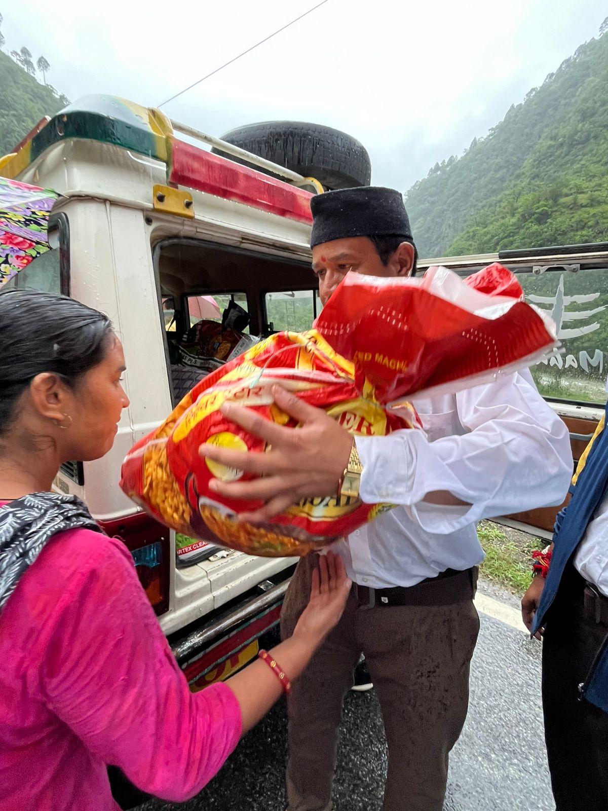 आपदा प्रभावित क्षेत्रों में सामग्री वितरित करते आरएसएस के स्वयंसेवक। आपदा प्रभावित क्षेत्रों में सामग्री वितरित करते आरएसएस के स्वयंसेवक।