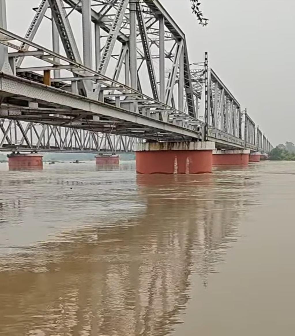 मुरादाबाद में कटघर स्थित रामगंगा नदी खतरे के निशान से ऊपर बह रही है। मुरादाबाद में कटघर स्थित रामगंगा नदी खतरे के निशान से ऊपर बह रही है।
