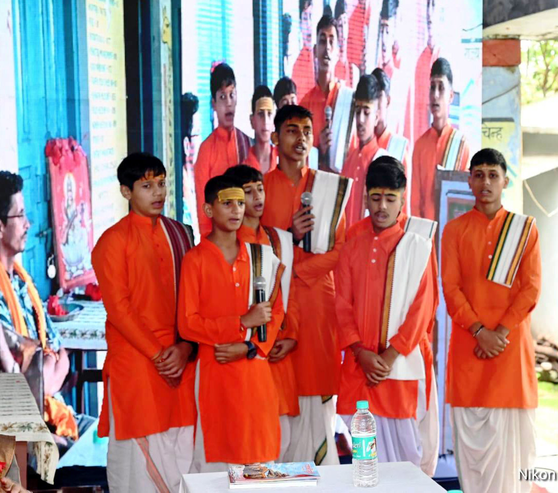 नैनीताल जनपद के चयनित चयनित आदर्श संस्कृत ग्राम पांडेगांव के शुभारंभ पर मंत्रोच्चार करते विद्यार्थी।