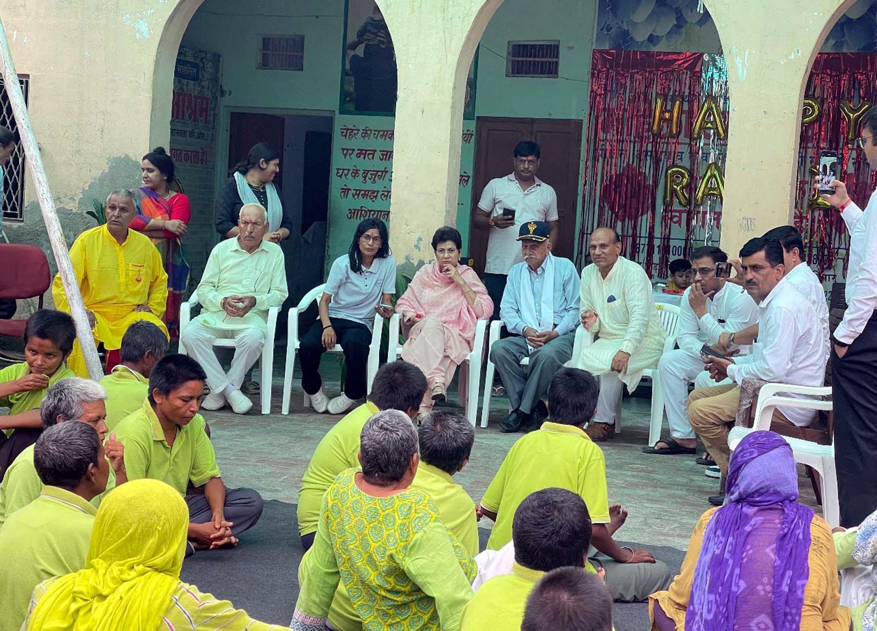 आजाद नगर स्थित भाग्यश्री सेवा संस्थान में बातचीत करती कुमारी सैलजा।