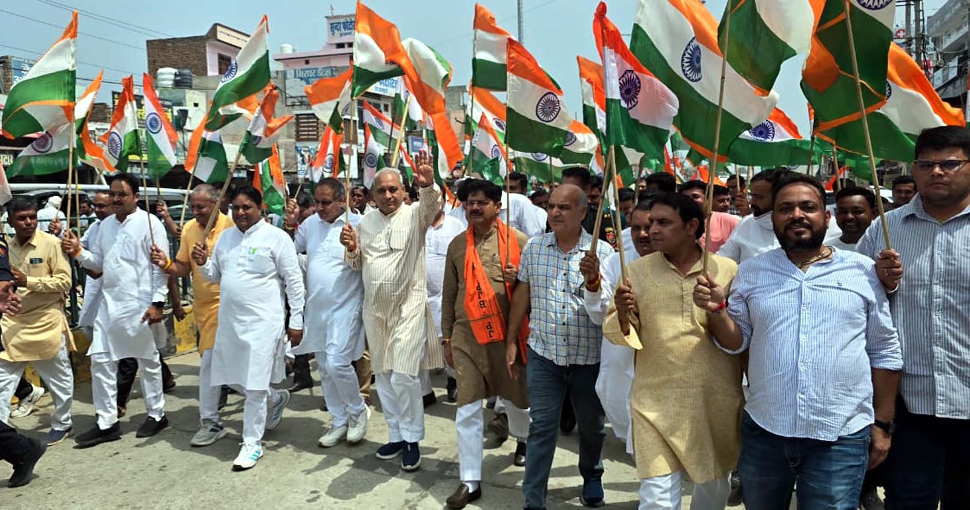 बरवाला में तिरंगा यात्रा निकालते मंत्री रणबीर गंगवा व अन्य पार्टीजन। बरवाला में तिरंगा यात्रा निकालते मंत्री रणबीर गंगवा व अन्य पार्टीजन।