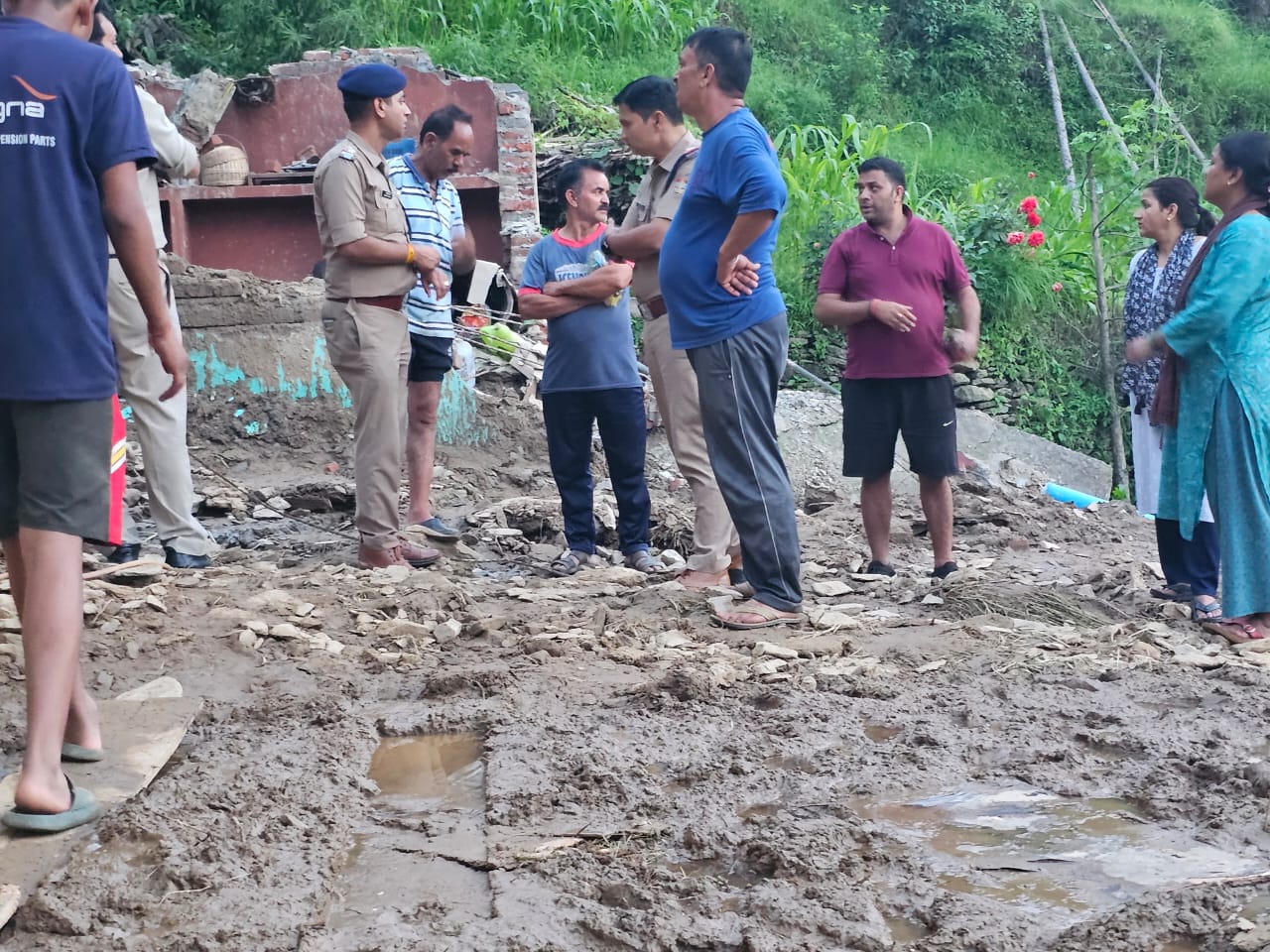 थलीसैंण में लापता मजदूरों का पता लगाने के लिए सर्च अभियान करती पुलिस व एसडीआरएफ थलीसैंण में लापता मजदूरों का पता लगाने के लिए सर्च अभियान करती पुलिस व एसडीआरएफ