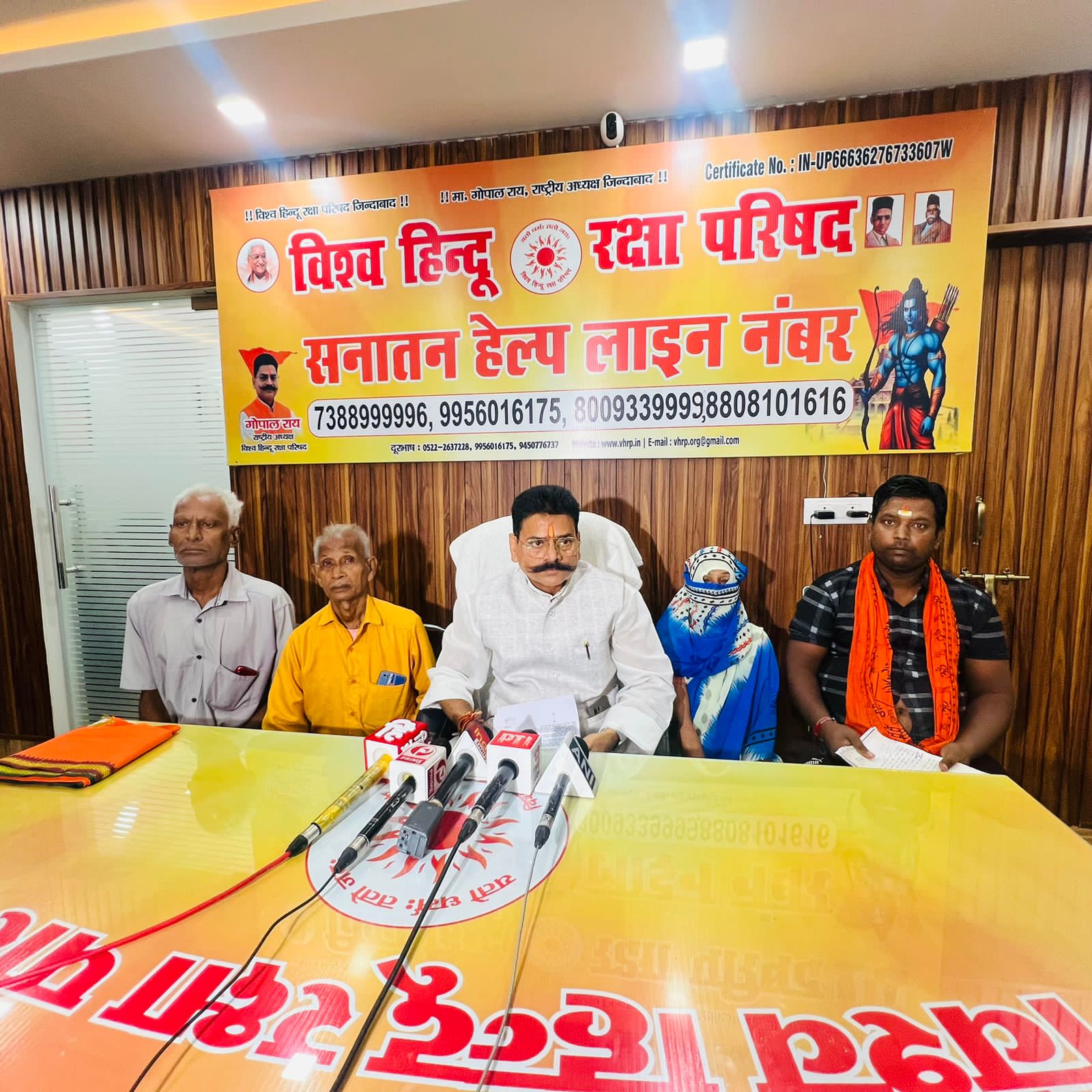 प्रेस वार्ता करते गोपाल राय