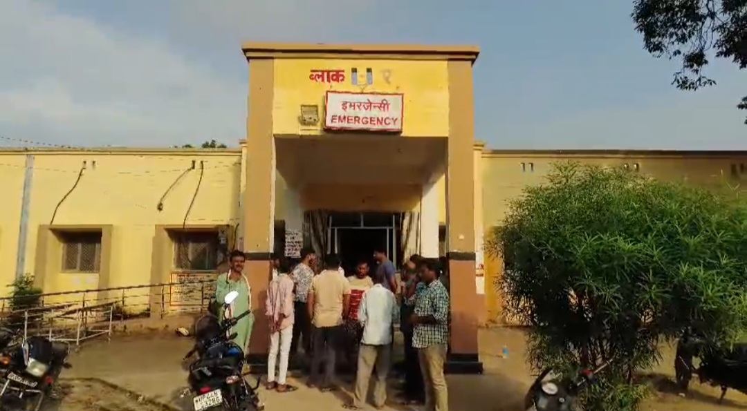 ट्रामा सेंटर लेकर पहुंचे परिजनों की फोटो ट्रामा सेंटर लेकर पहुंचे परिजनों की फोटो