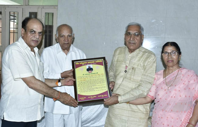 सोनीपत: छोटूराम स्मारक समिति की ओर से पद्मश्री संत राम व राजकला देशवाल का अभनंदन करते हुए सोनीपत: छोटूराम स्मारक समिति की ओर से पद्मश्री संत राम व राजकला देशवाल का अभनंदन करते हुए