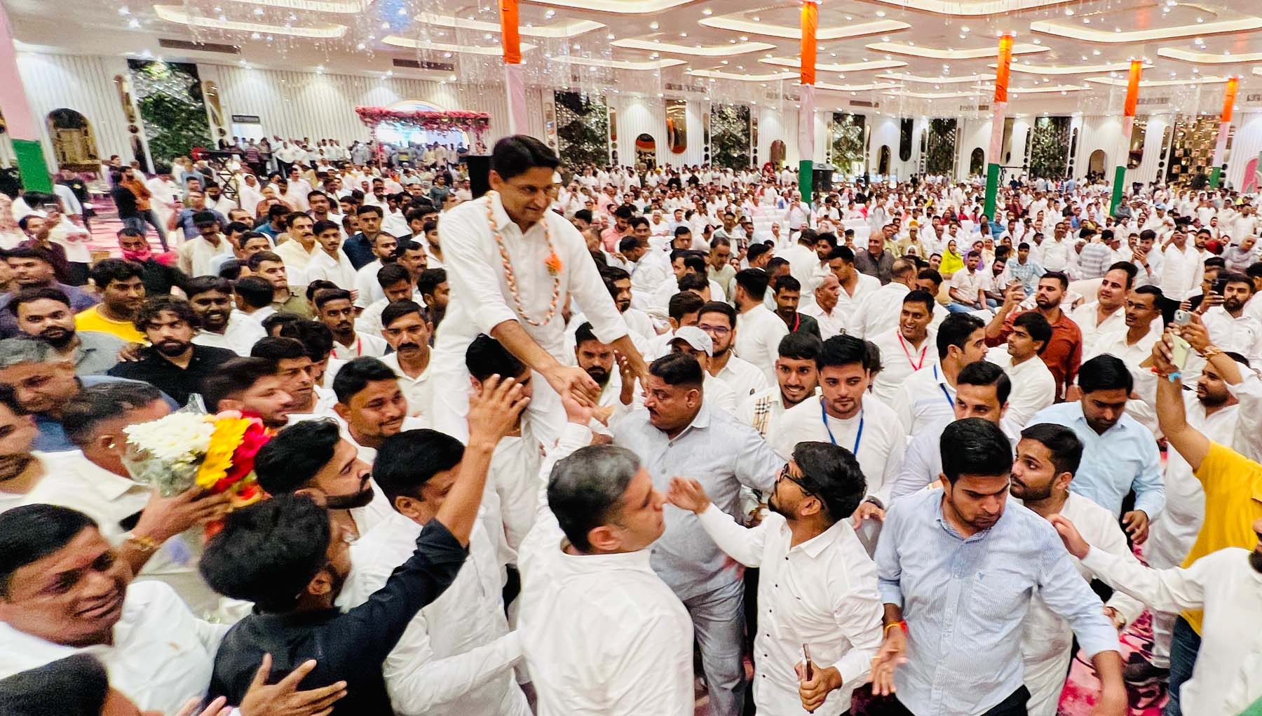 गुरुग्राम में यूथ कांग्रेस के शपथ ग्रहण समारोह में सांसद दीपेंद्र हुड्डा को कंधों पर उठाकर ले जाते कार्यकर्ता।