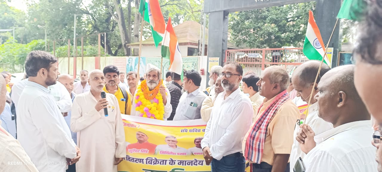 पदयात्रा पर निकले जनवितरण डीलर संघ अध्यक्ष अंबिका यादव का लौरिया में भव्य स्वागत, 30 हजार मासिक मानदेय की मांग