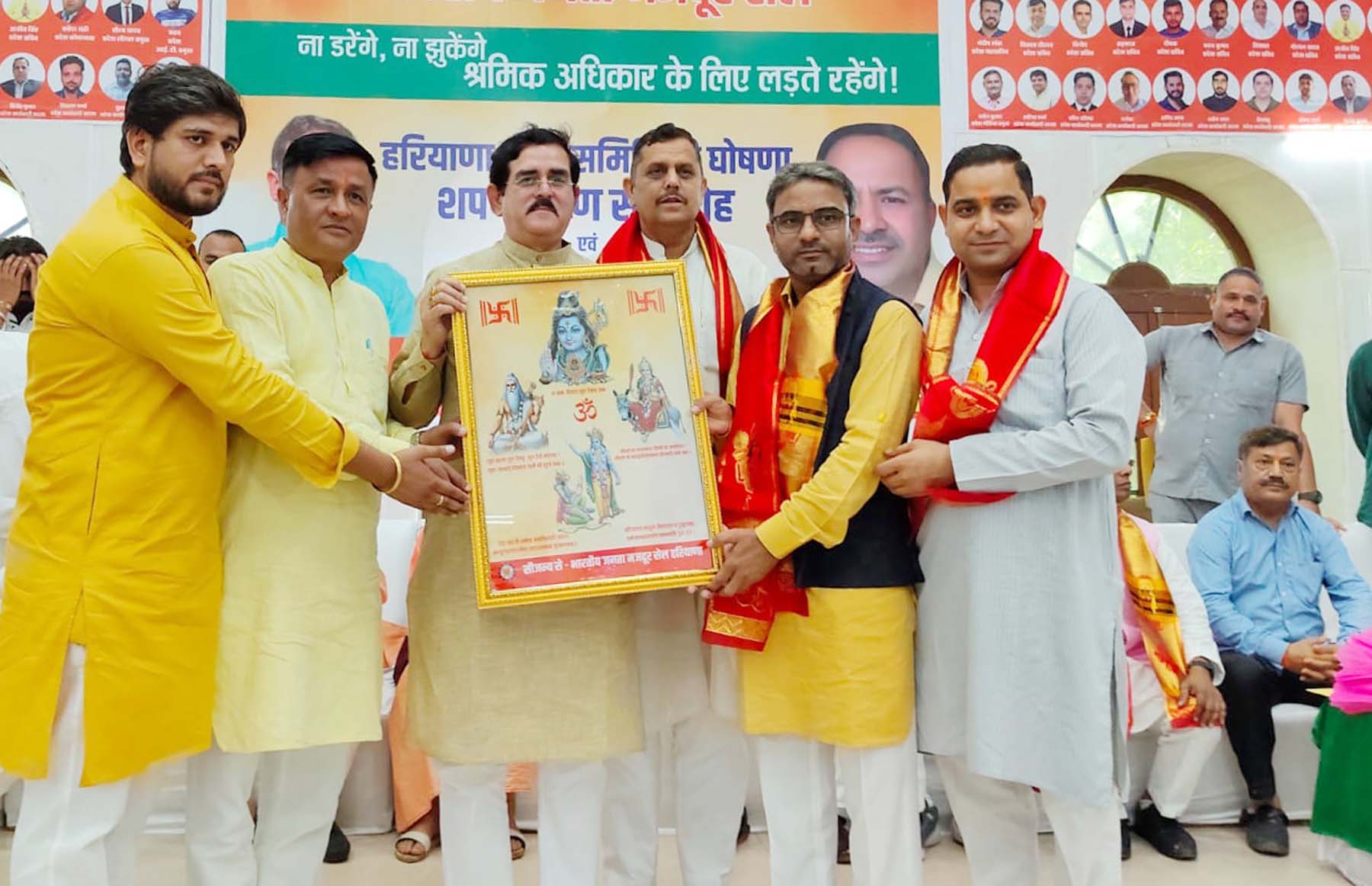 गुरुग्राम में भारतीय जनता मजदूर सेल के प्रदेश अध्यक्ष नियुक्त होने पर वरिष्ठ नेताओं को स्मृति चिन्ह देते प्रदेश अध्यक्ष अमित शर्मा।