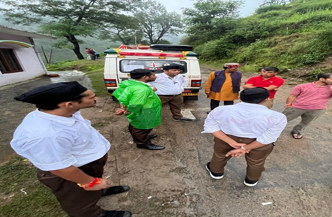 धराली के पास संघ के स्वयंसेवक लोगों की सहायतार्थ धराली के पास संघ के स्वयंसेवक लोगों की सहायतार्थ