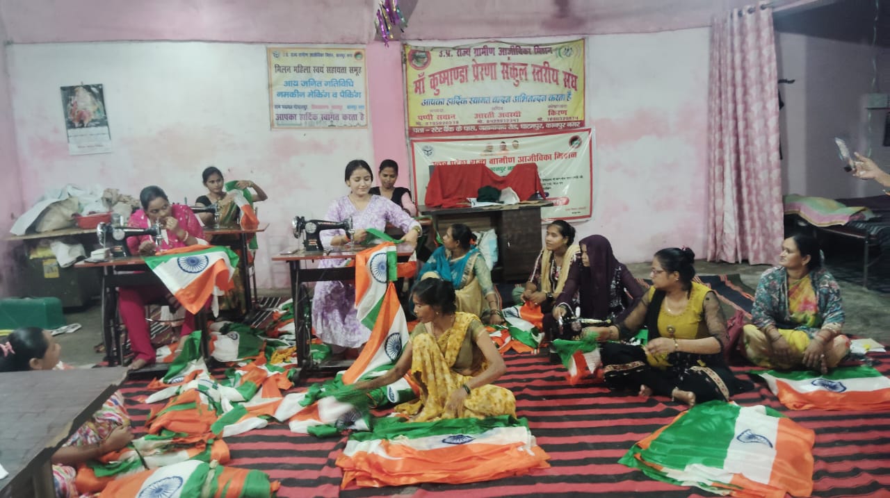 तिरंगा तैयार करतीं महिलाओं का छाया चित्र