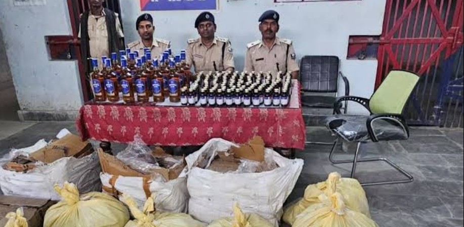 पुलिस गिरफ्त में बरामद शराब पुलिस गिरफ्त में बरामद शराब