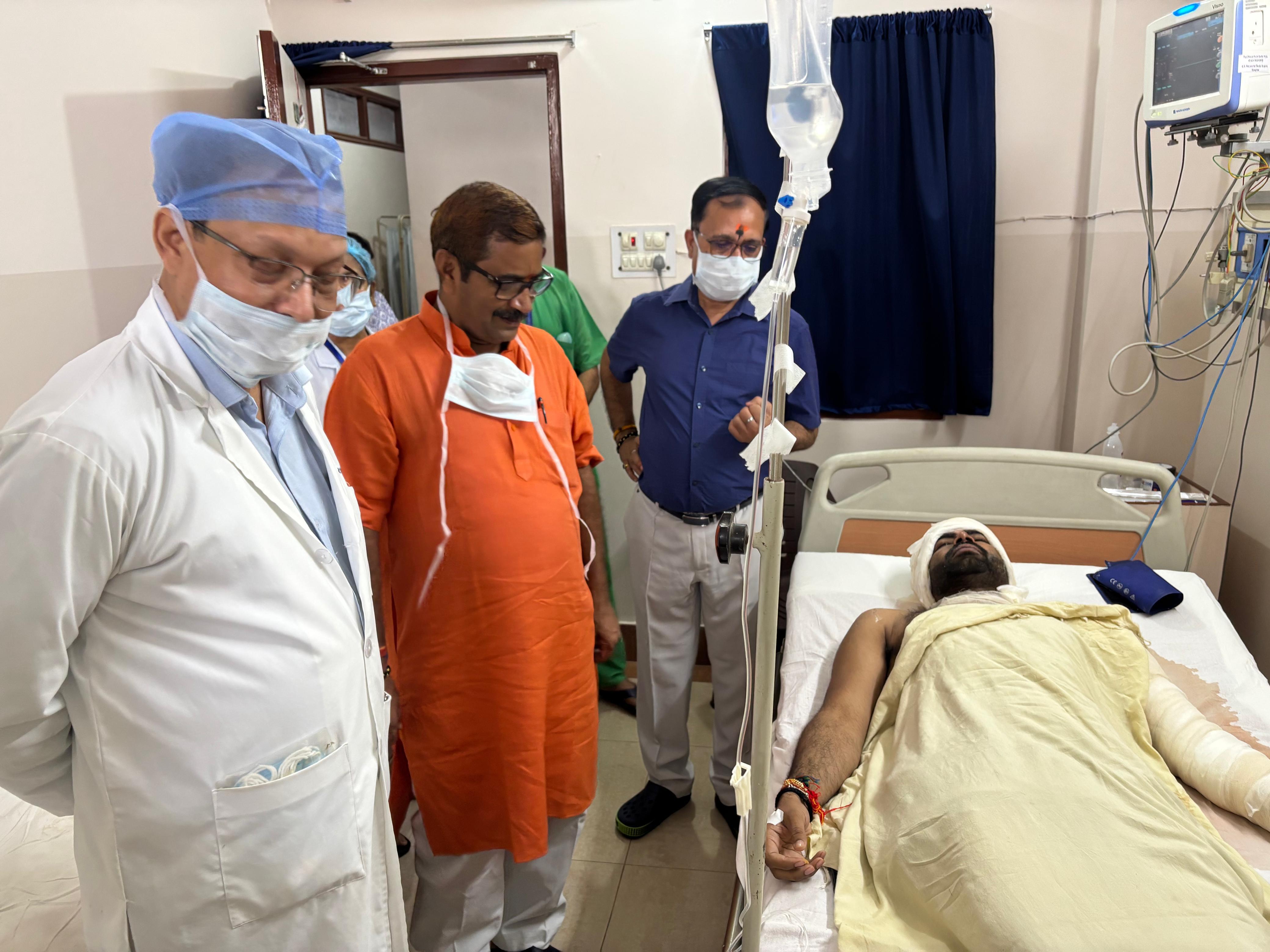 झुलसे लोगों का हाल जानते विधायक नीलकंठ तिवारी