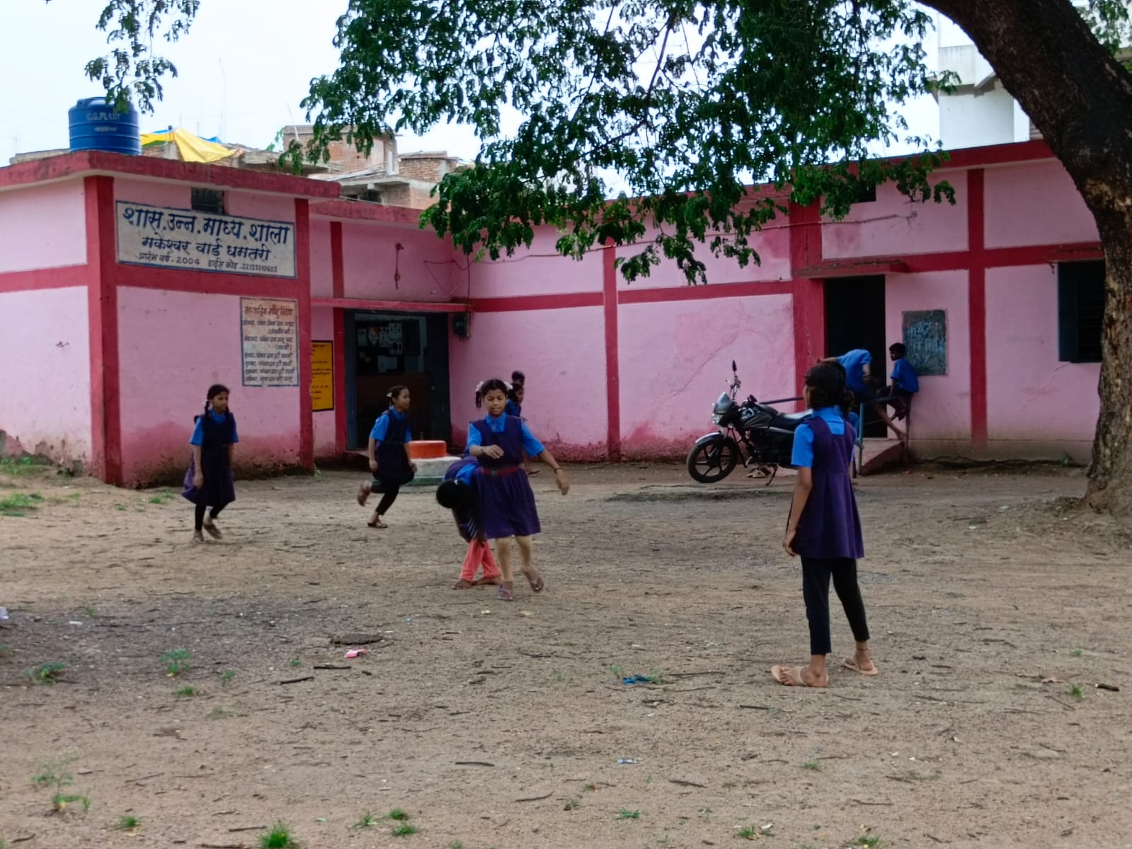 स्कूल परिसर में खेलते हुए बच्चे।