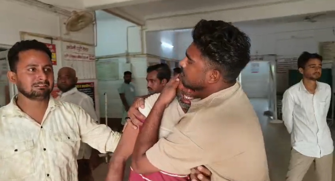 रोते बिलखते परिजनों की फोटो रोते बिलखते परिजनों की फोटो