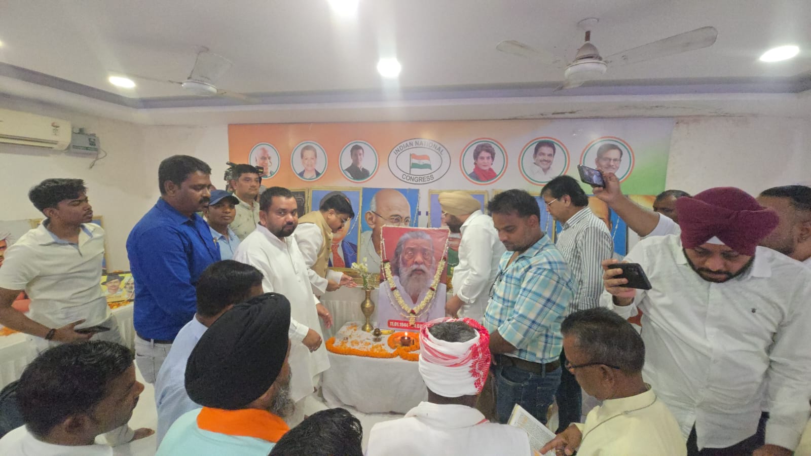 श्रद्धांजलि सभा में मौजूद कांग्रेस के नेता