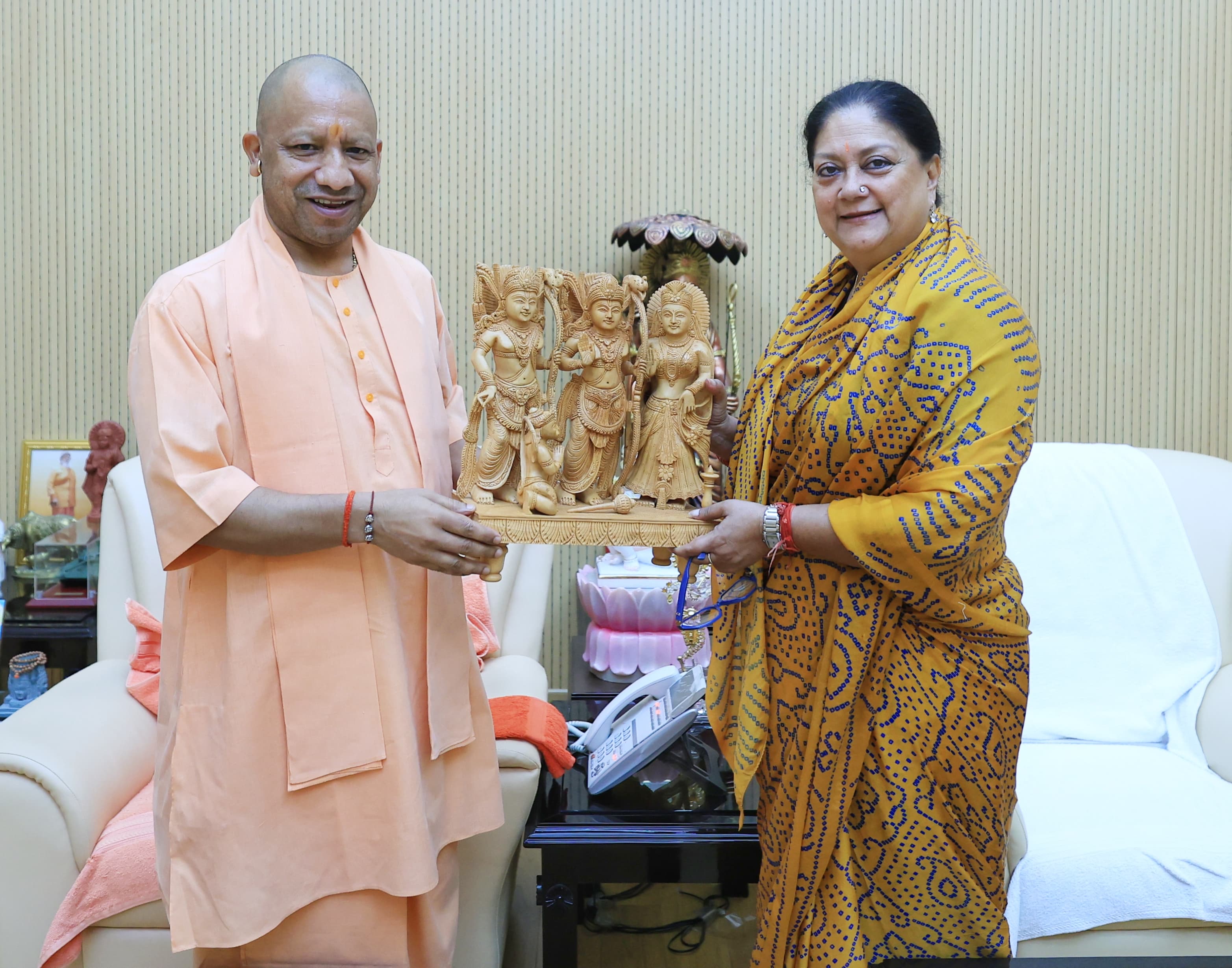 योगी से मिलीं वसुंधरा