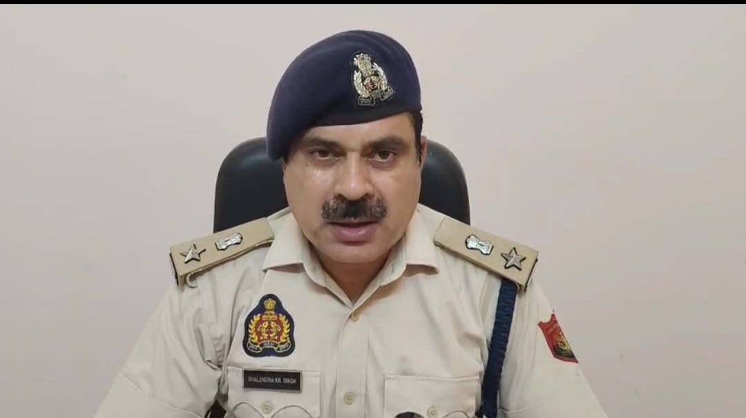 घटना के विषय में बताते हुए अपर पुलिस अधीक्षक अमेठी घटना के विषय में बताते हुए अपर पुलिस अधीक्षक अमेठी