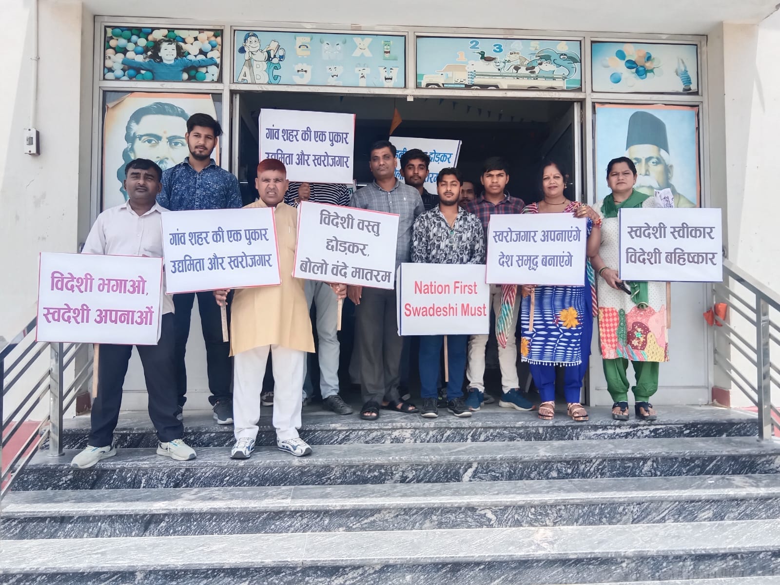 विदेशी वस्तुओं के बहिष्कार की शपथ लेते हुए।