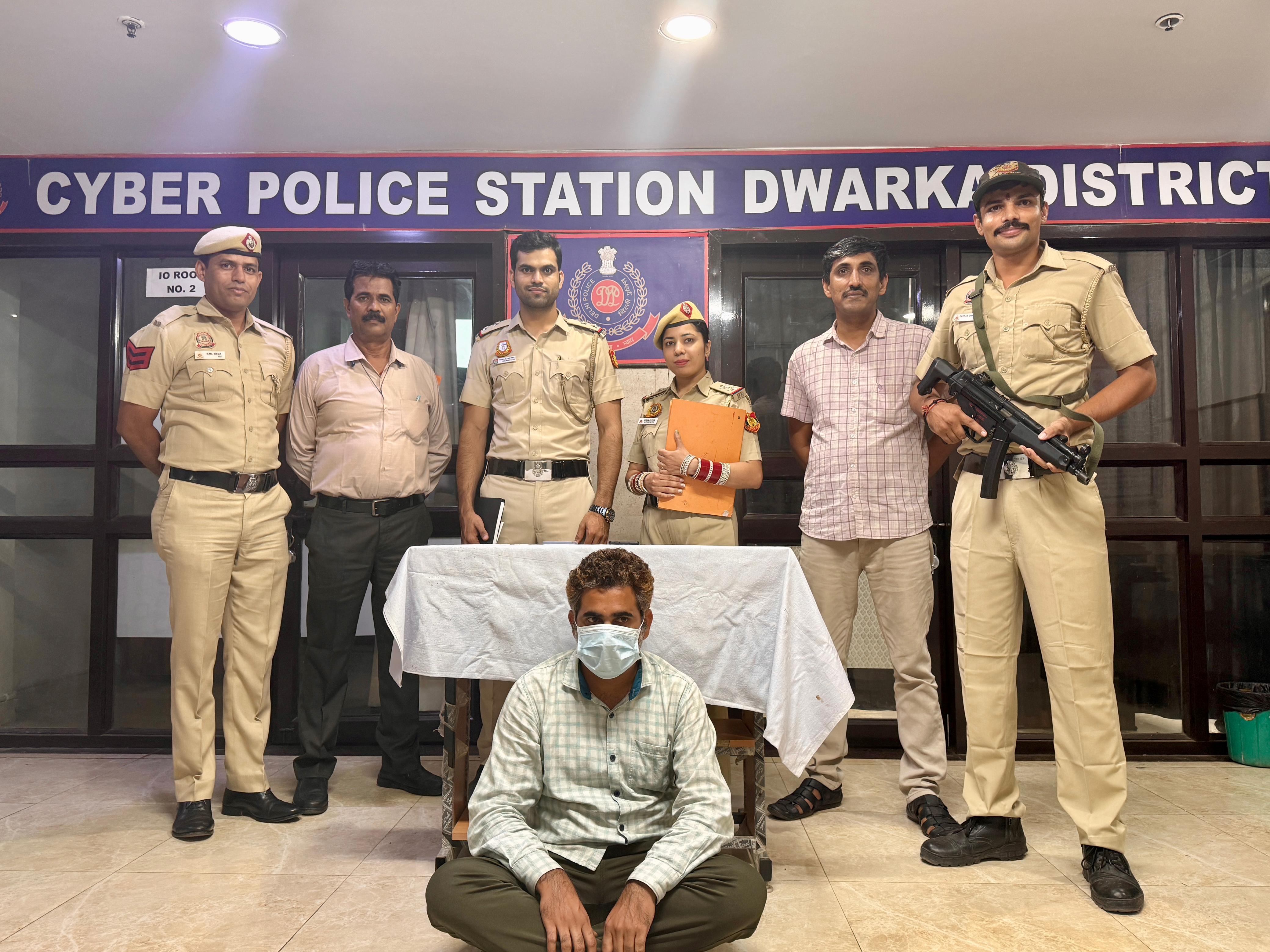 ठगी के मामले में द्वारका पुलिस द्वारा पकड़े गए आरोपित की फोटो ठगी के मामले में द्वारका पुलिस द्वारा पकड़े गए आरोपित की फोटो