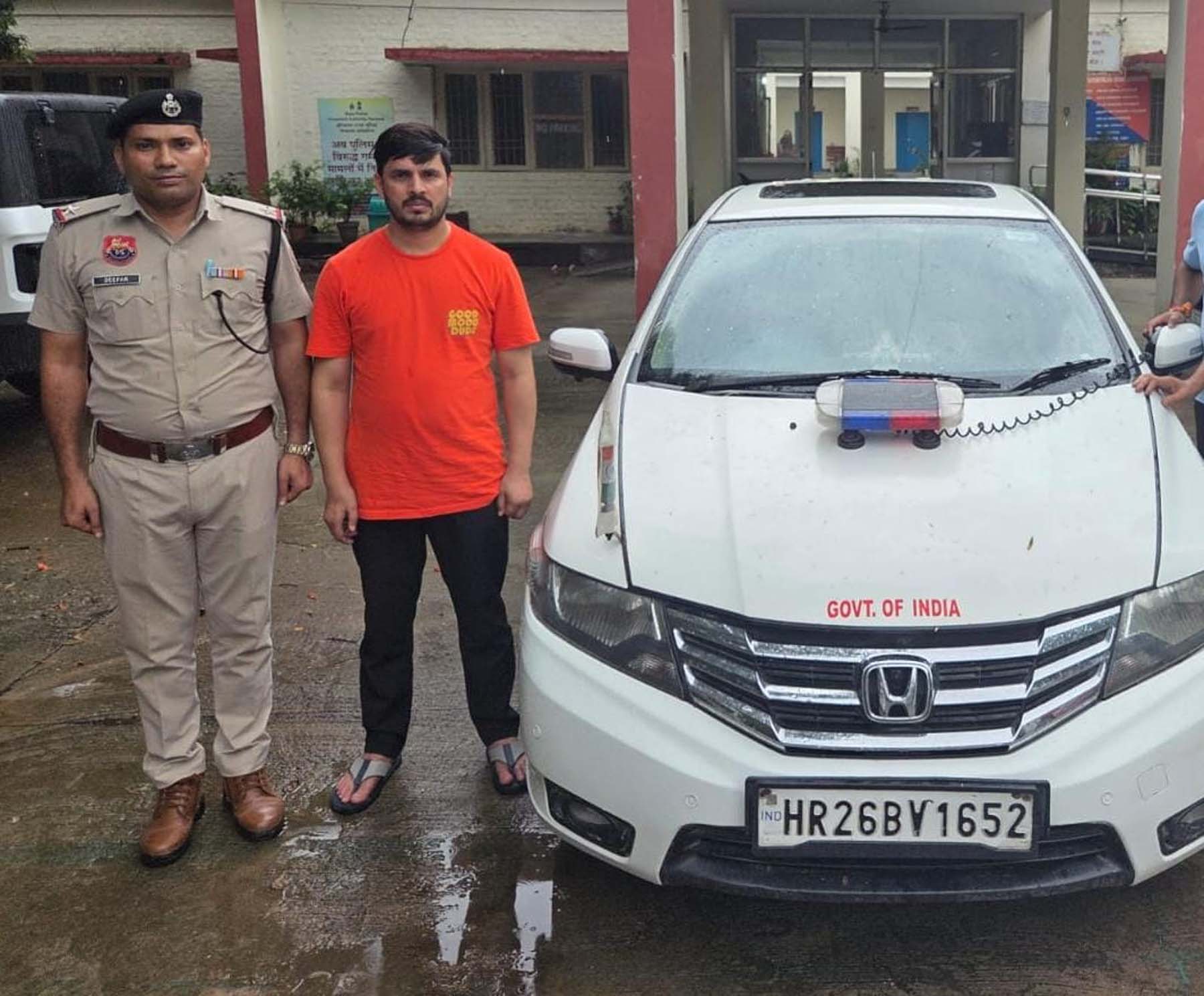 गुरुग्राम पुलिस की गिरफ्त में फर्जी आईएएस व उससे बरामद गाड़ी।