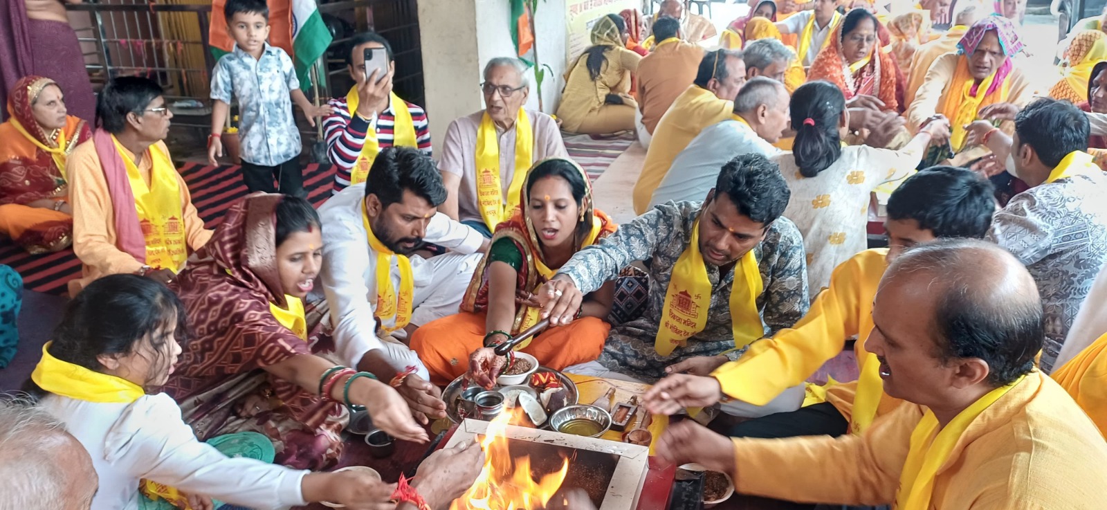 राष्ट्र साधना पुष्टि गायत्री महायज्ञ में देव भक्ति के साथ गूंजी देशभक्ति की स्वर लहरियां
