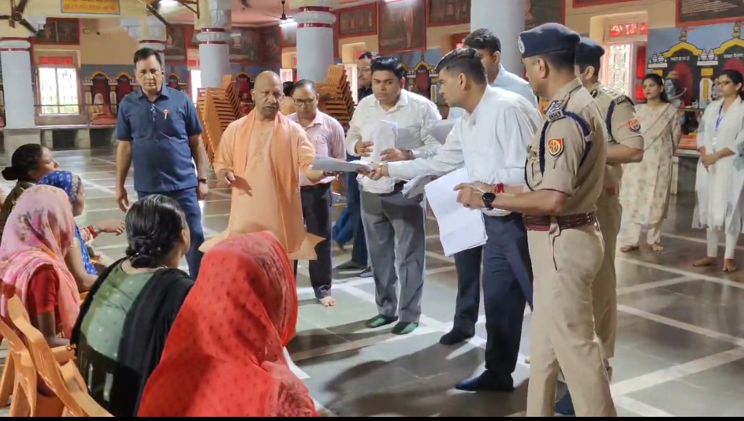 सीएम योगी ने सुनीं लोगों की समस्याएं