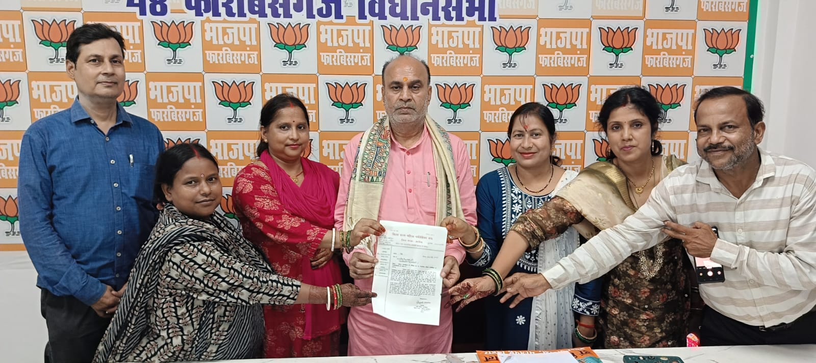 अररिया फोटो: फारबिसगंज विधायक को जीयापन सौंपते पर्यवेक्षिका