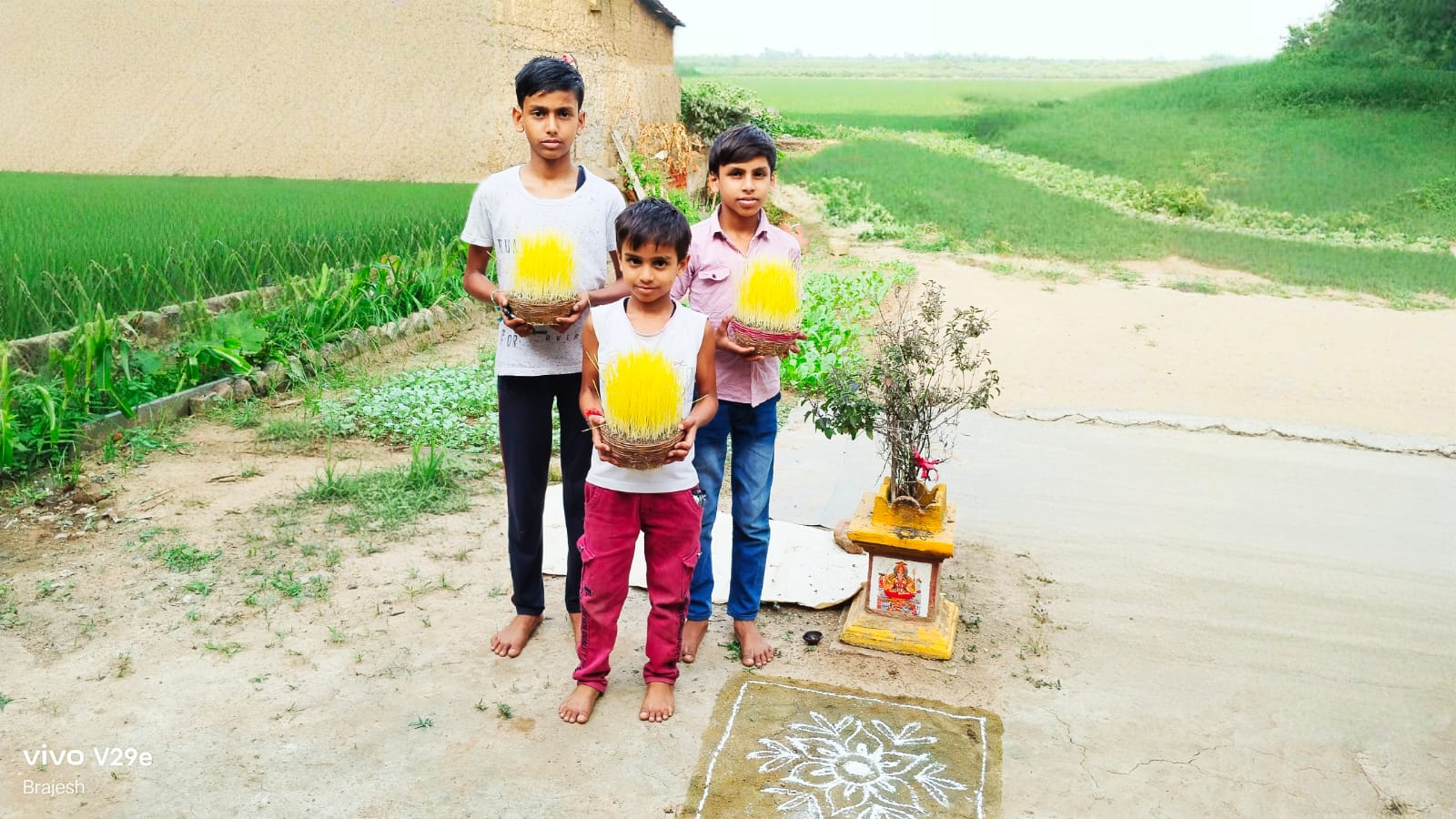 कजलियों काे बच्चे लेकर जाते