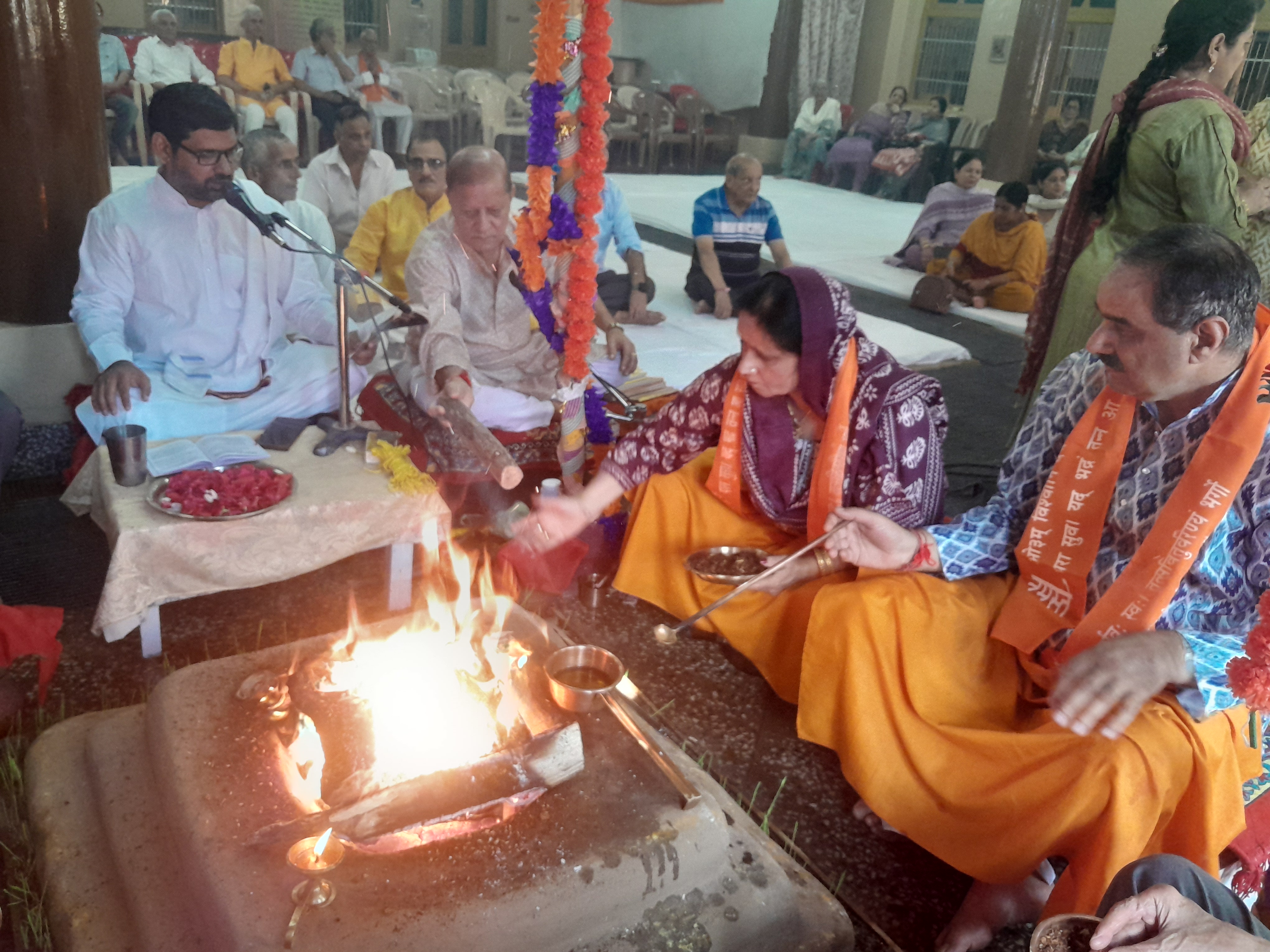 आर्य समाज मंदिर में श्रावणी पर्व की समाप्ती पर हवन-यज्ञ और प्रवचन करते हुए।