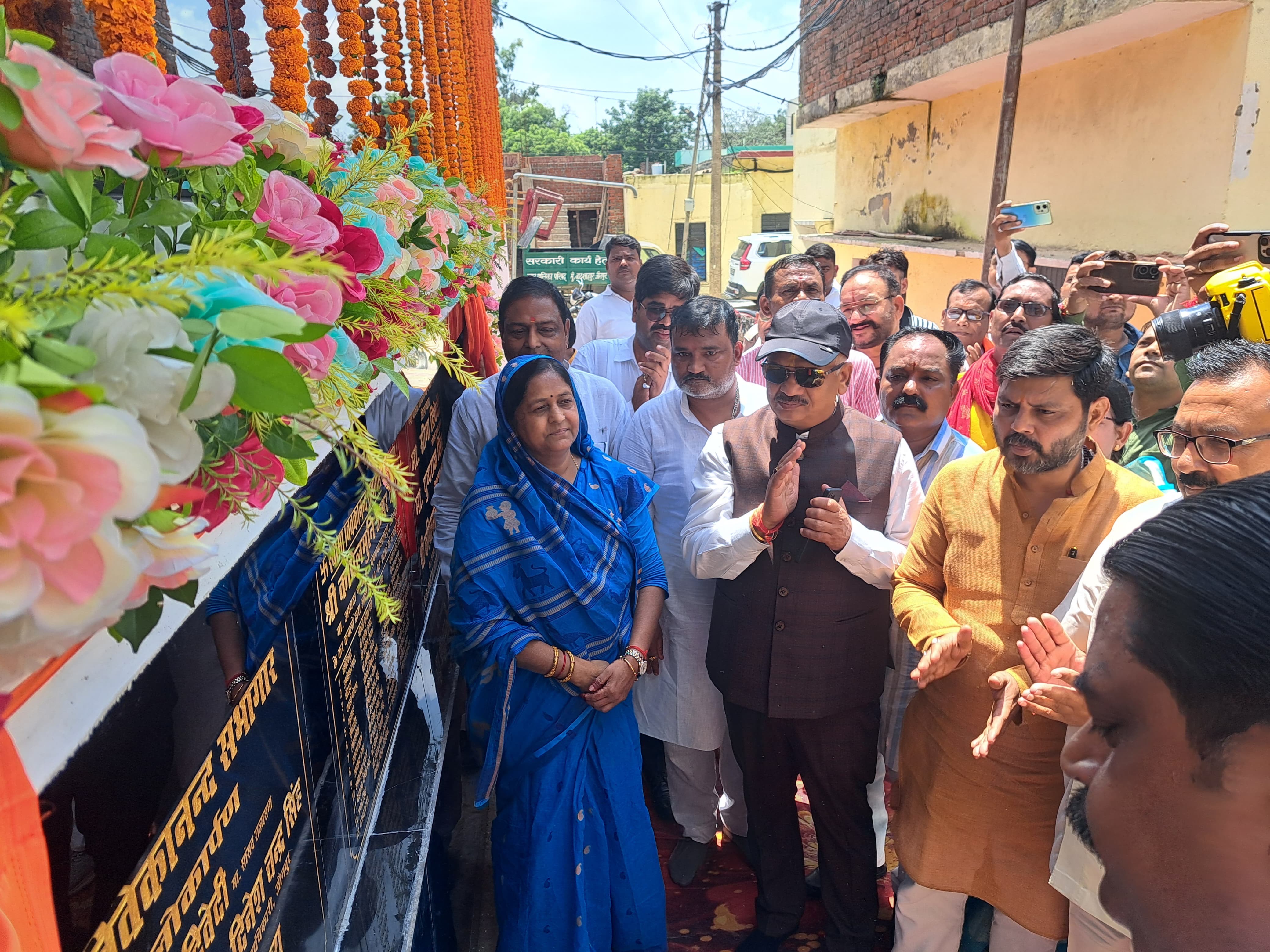 स्वामी विवेकानंद जी सभागार का लोकार्पण करते हुए राज्य सभा सांसद सीमा द्विवेदी जिलाधिकारी डॉ दिनेश चंद्र सिंह