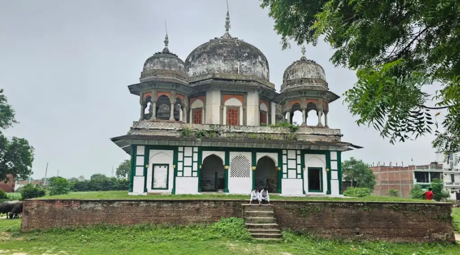 फतेहपुर में विवादित मंदिर मकबरे की फोटो