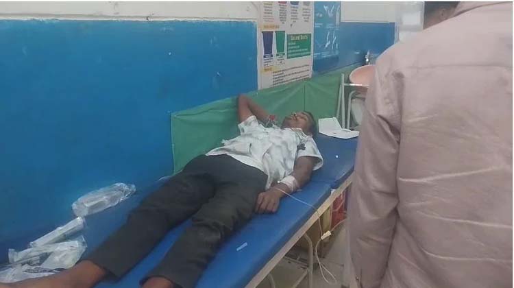 मोटरसाइक‍िल के अन‍ियंत्र‍ित होकर ग‍िरने से घायलाें का उपचार जारी