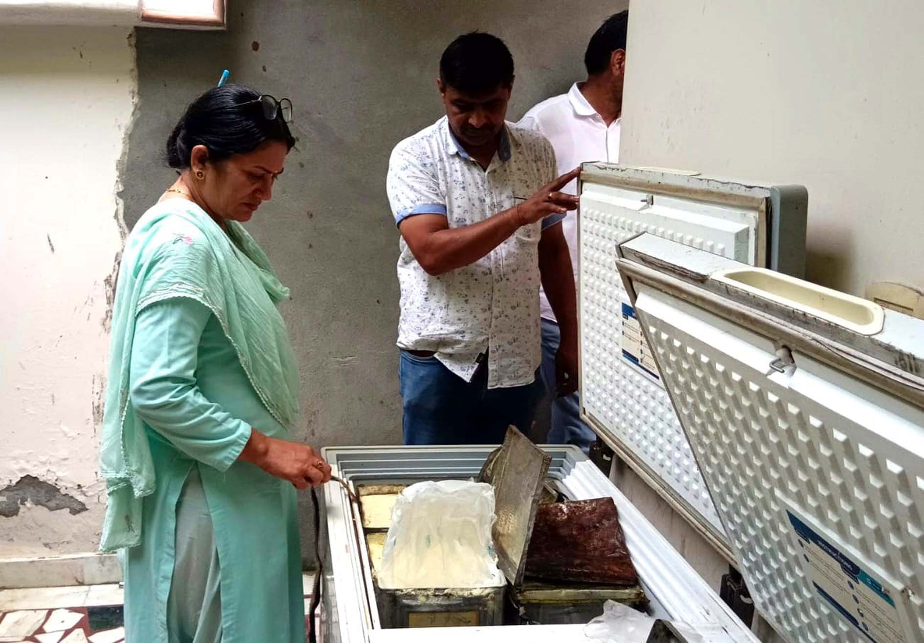 नकली मावा की जांच करते सीएम फ्लाइंग टीम।
