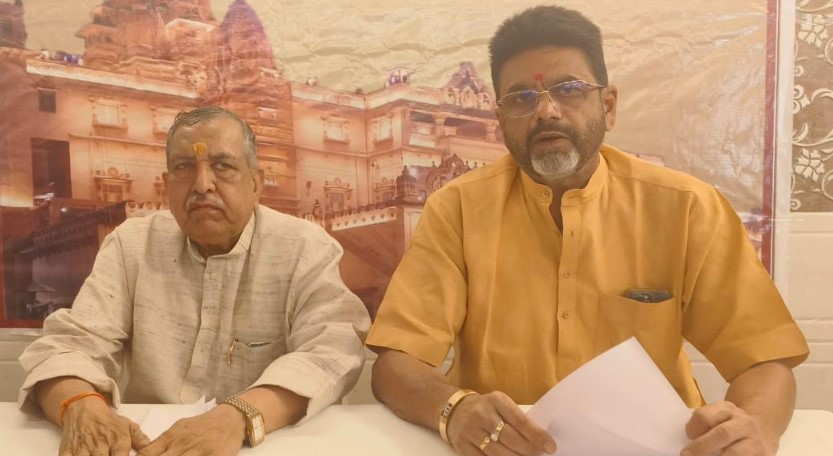 मीडिया से बातचीत करते हुए जन्मभूमि संस्थान के सचिव कपिल शर्मा मीडिया से बातचीत करते हुए जन्मभूमि संस्थान के सचिव कपिल शर्मा
