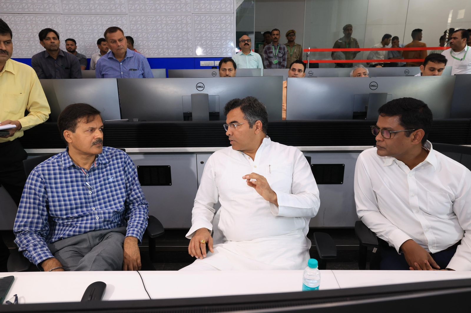 नई दिल्ली नगरपालिका परिषद के कंट्रोल एंड कमांड सेंटर का सोमवार को निरीक्षण करते लोक निर्माण विभाग के मंत्री प्रवेश साहिब सिंह वर्मा नई दिल्ली नगरपालिका परिषद के कंट्रोल एंड कमांड सेंटर का सोमवार को निरीक्षण करते लोक निर्माण विभाग के मंत्री प्रवेश साहिब सिंह वर्मा