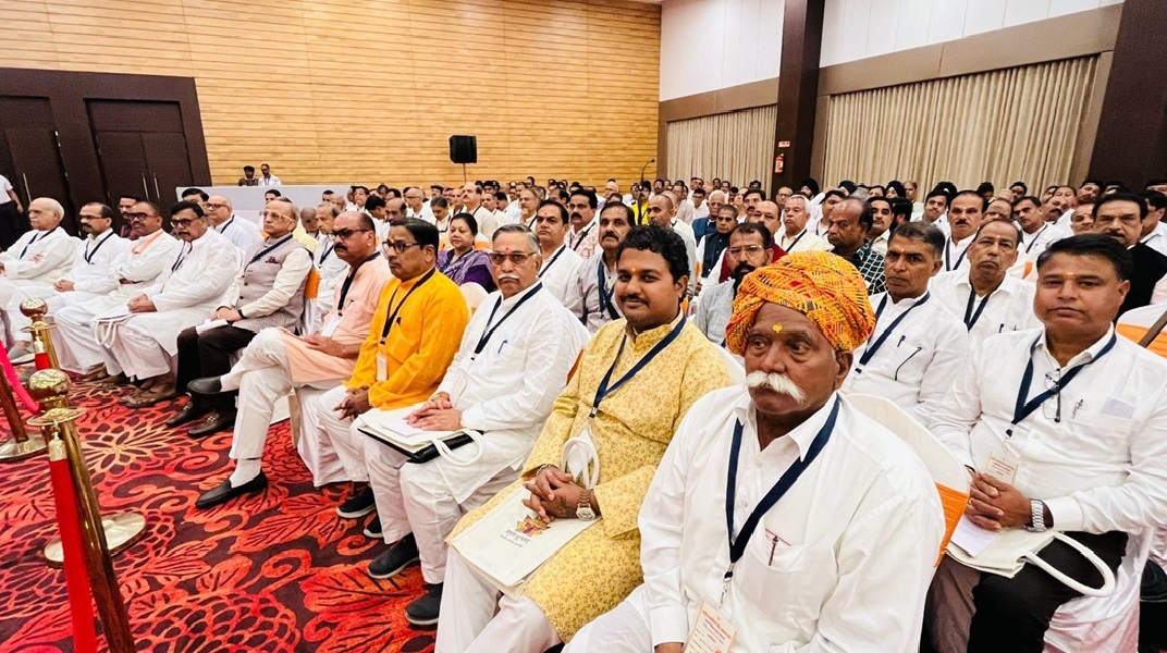 राष्ट्रीय स्वयंसेवक संघ के सरसंघचालक डॉ. मोहन राव भागवत मध्‍यप्रदेश के इंदौर स्‍थ‍ित ब्रिलियंट कन्वेशन सेन्टर में मालवा प्रांत के प्रांतीय एवं राष्ट्रीय स्तर के समाज प्रमुखों की सद्भाव बैठक को सम्बोधित करते हुए