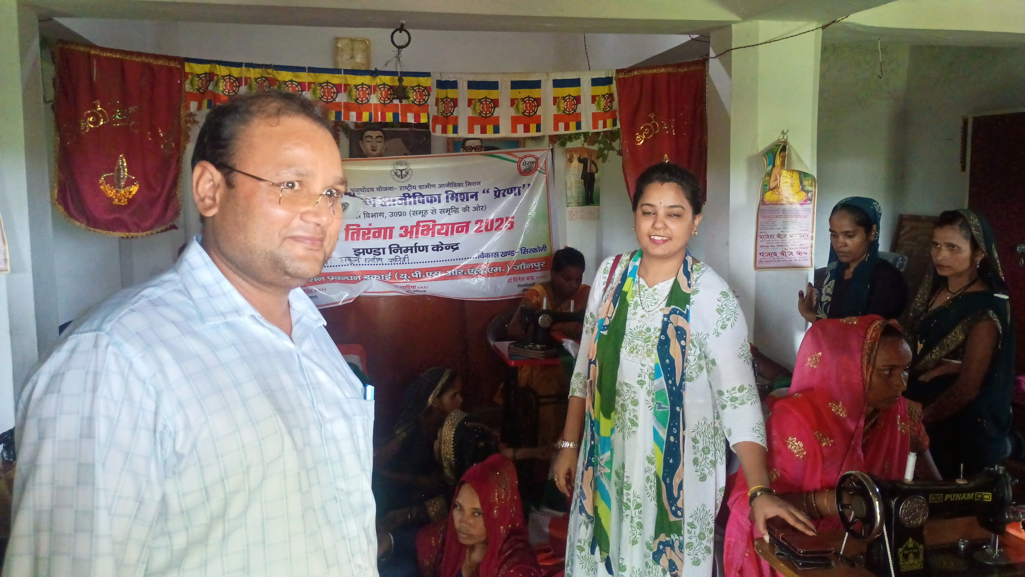 समूह की महिलाओ का तिरंगा चेक करते हुए  उपयुक्त स्वत रोजगार जितेंद्र कुमार सिंह