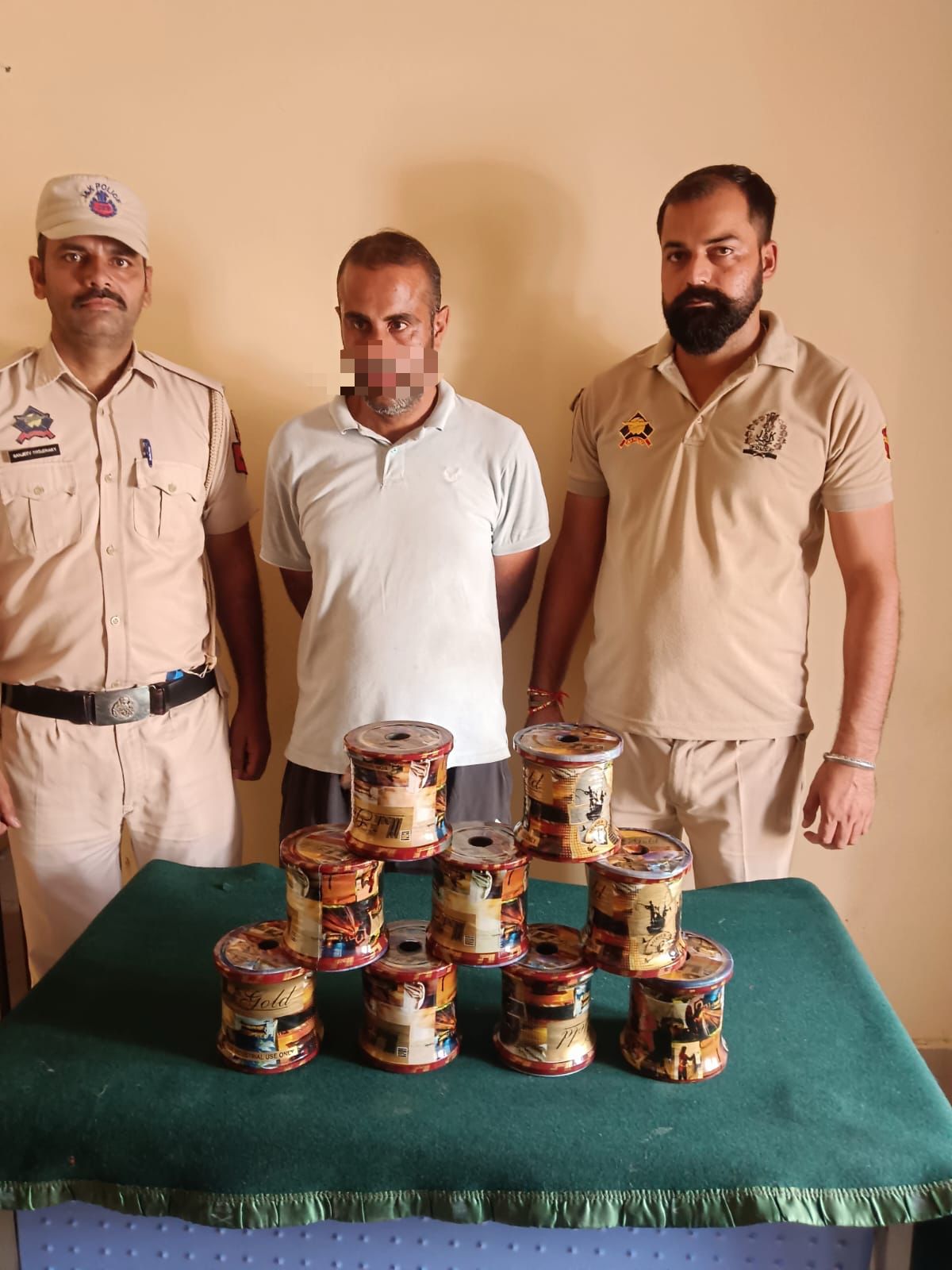 जम्मू पुलिस ने जौरियन इलाके में प्रतिबंधित गट्टू धागे के 09 रोल के साथ एक व्यक्ति को गिरफ्तार किया