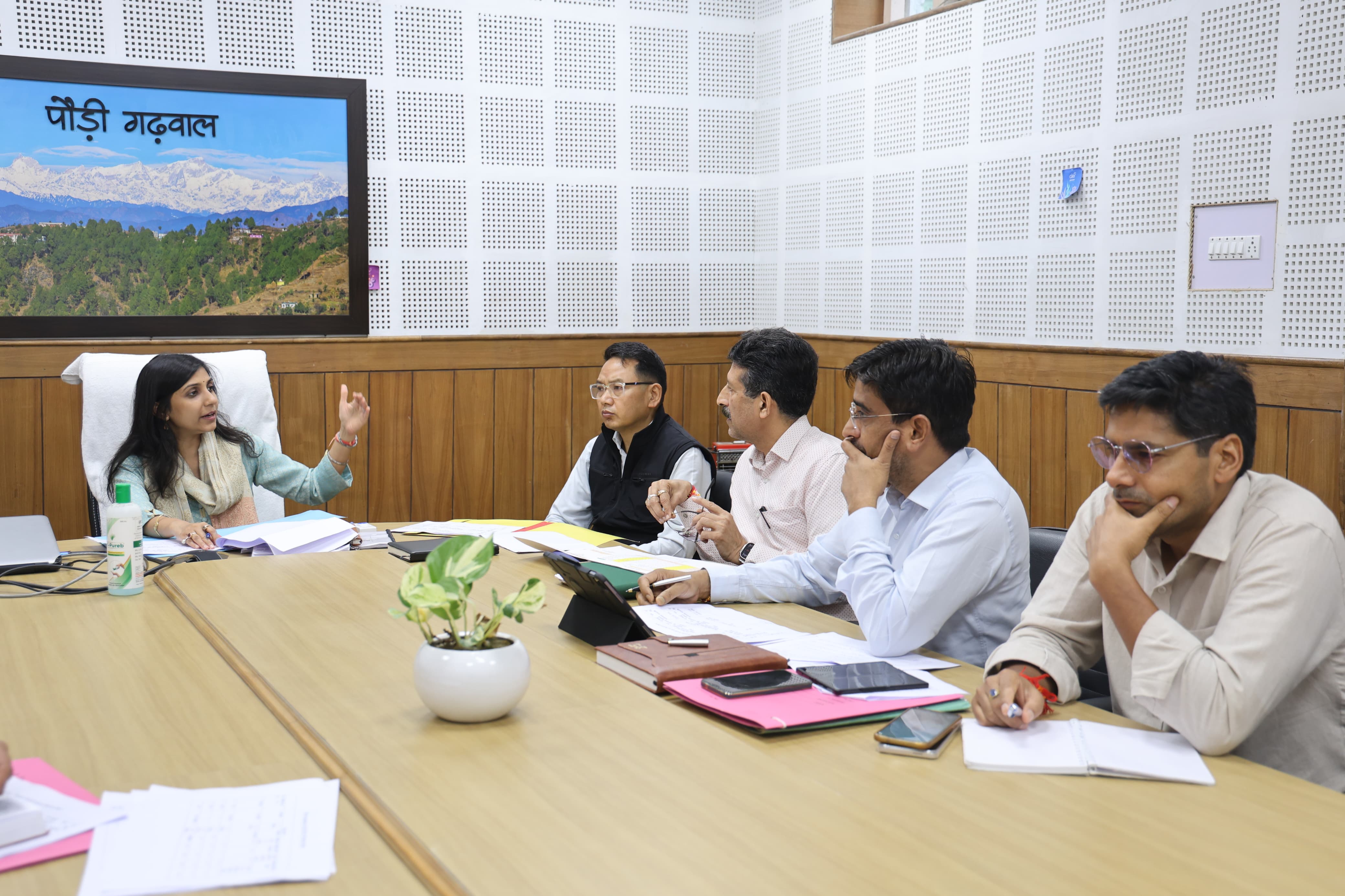 पौड़ी में आपदाग्रस्त क्षेत्रों में भूगर्भीय सर्वे के लिए तीन सदस्यीय टीम की बैठक लेती डीएम
