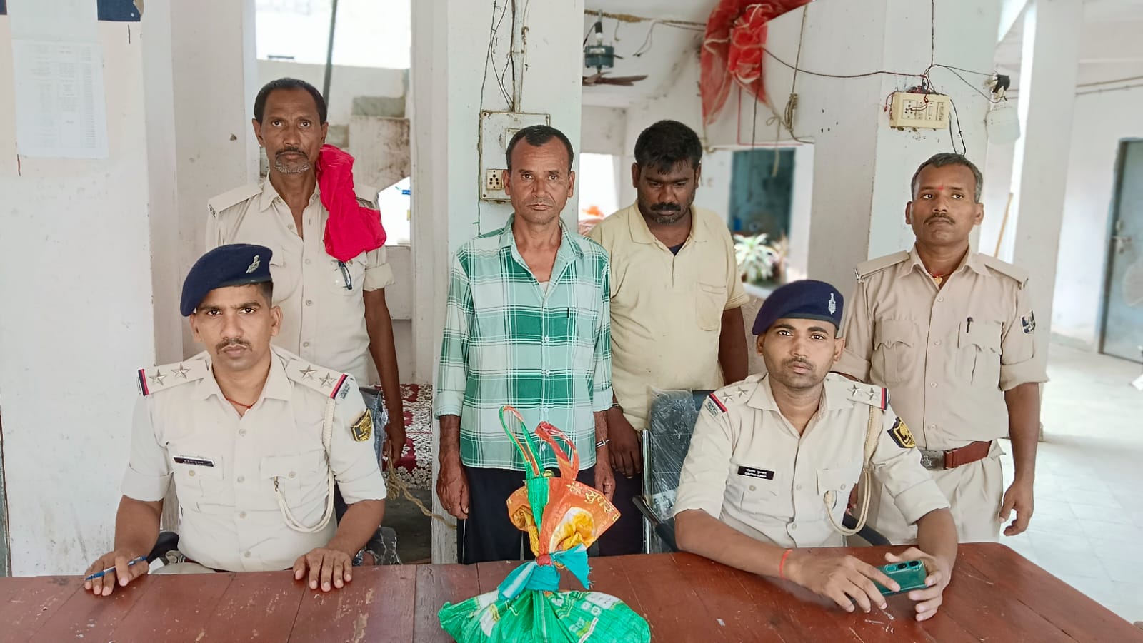 पुलिस गिरफ्त में दोनो अफीम तस्कर