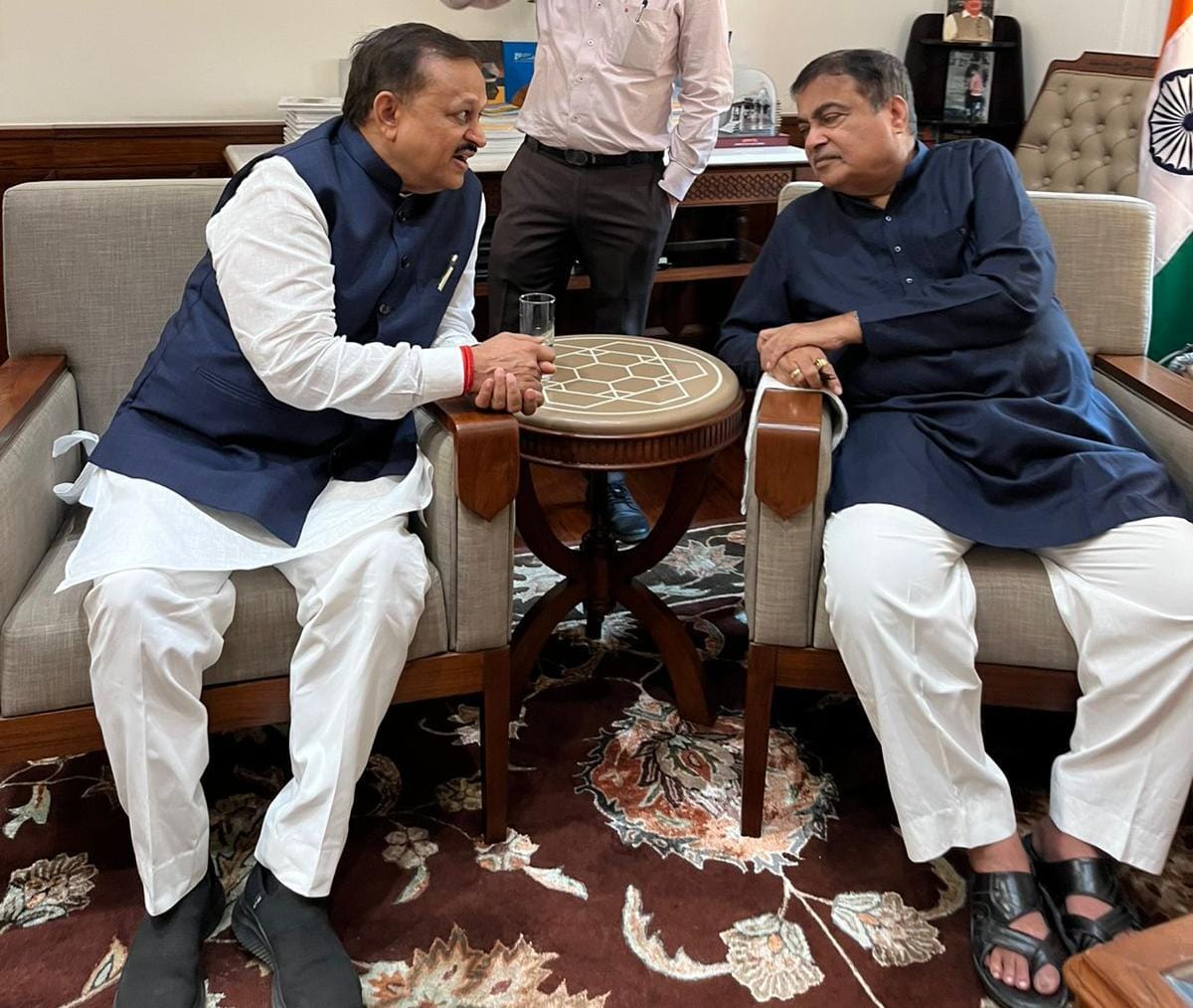 सांसद रमेश अवस्थी ने राजमार्ग मंत्री नितिन गडकरी से की शिष्टाचार भेंट सांसद रमेश अवस्थी ने राजमार्ग मंत्री नितिन गडकरी से की शिष्टाचार भेंट