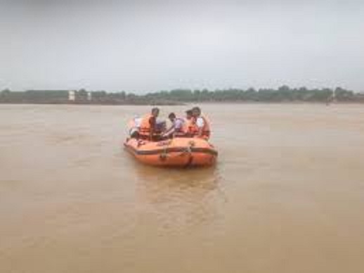 लापता युवती की नर्मदा नदी में सर्चिंग लापता युवती की नर्मदा नदी में सर्चिंग