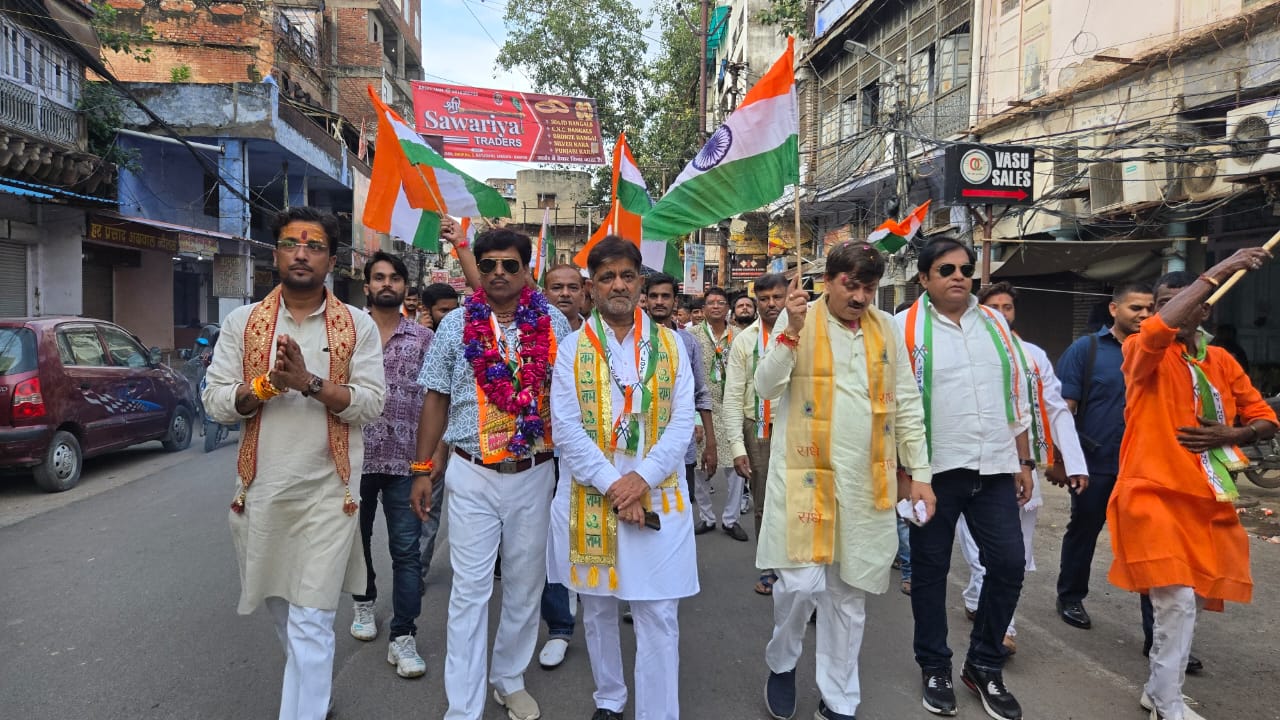 तिरंगा यात्रा निकालते भाजपाई