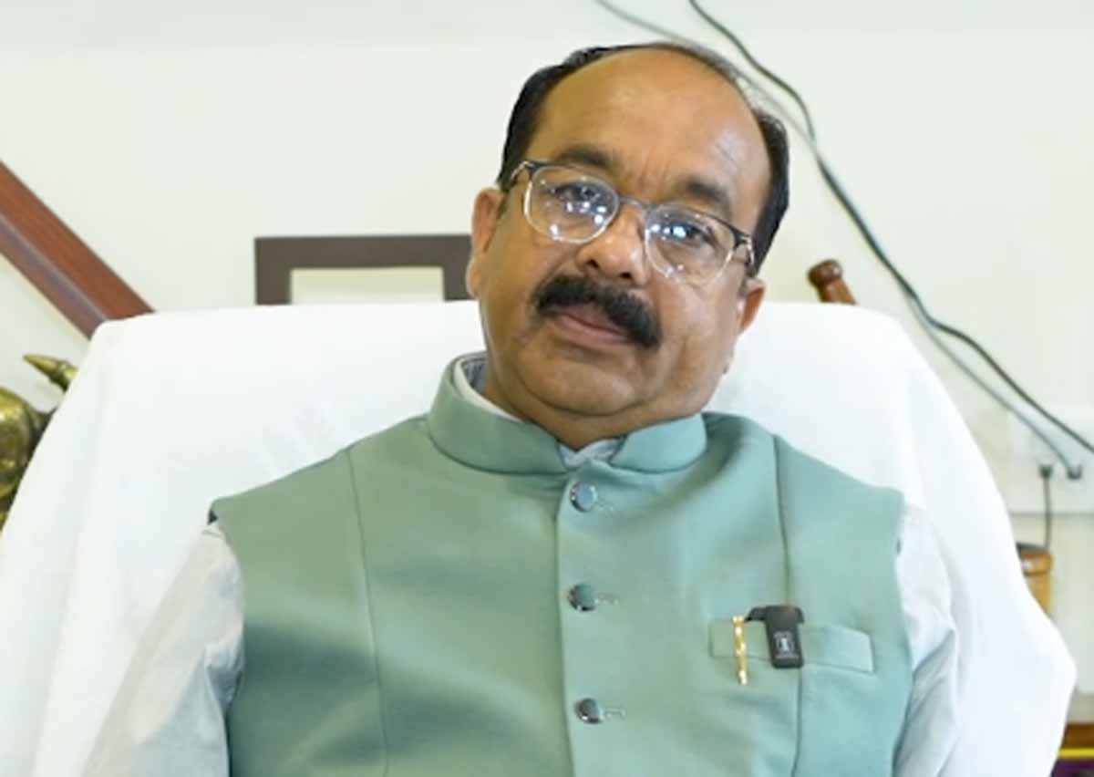 पत्रकाराें से चर्चा करते उप मुख्यमंत्री  अरुण साव